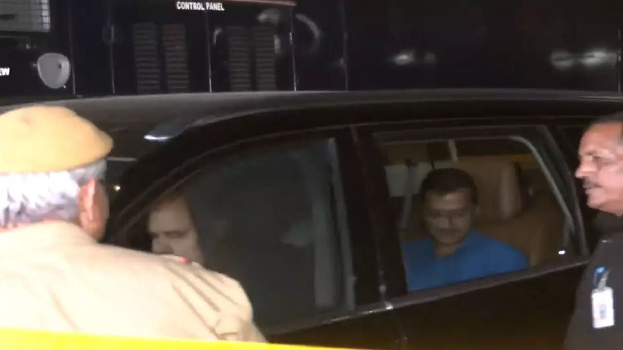 Arvind kejriwal leaves CBI office