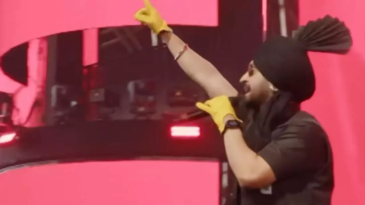 Alia Bhatt, Kareena Kapoor, Varun Dhawan, Others HAIL Diljit Dosanjh's 'EPIC' Coachella Performance