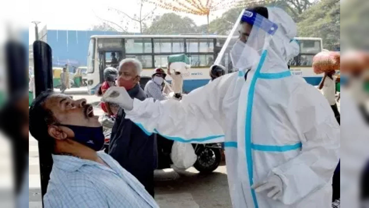 Bengaluru:Health workers collect swab samples for COVID 19 tests at KR Market, amid ongoing Coronavirus pandemic, in Bengaluru on Wednesday 12th January 2022.(PHOTO:IANS)