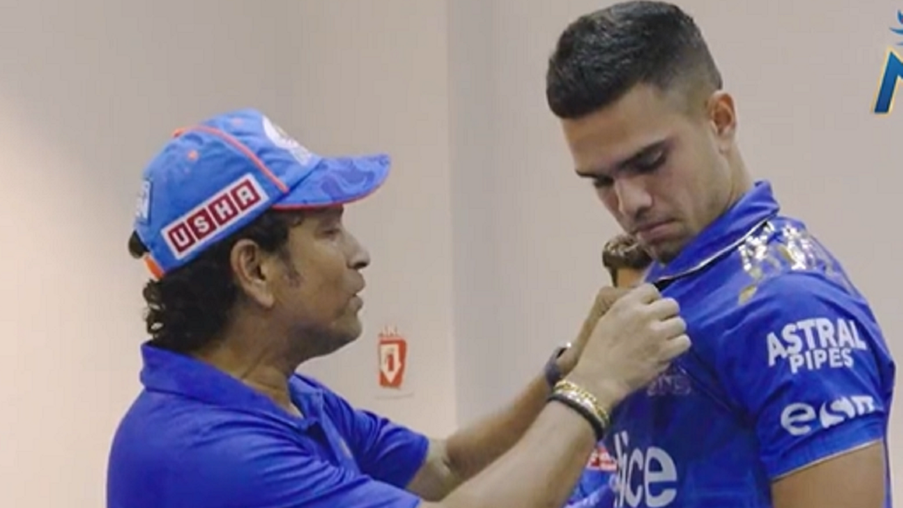 Sachin Tendulkar felicitates Arjun after performance in IPL 2023 vs SRH for MI