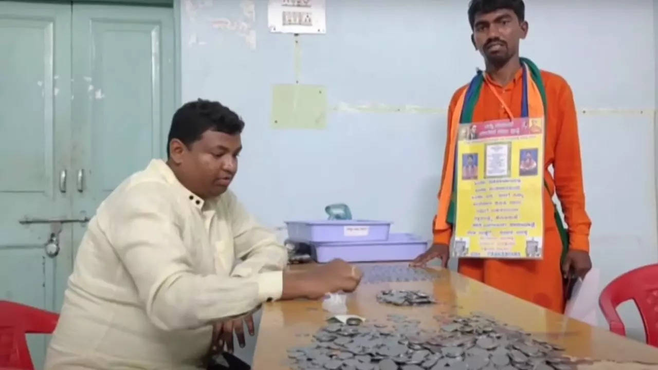 Yankappa Ramasamudra, the independent Yadgir candidate, deposited his Rs 10,000 Karnataka Election fee in coins, which reportedly took officials two hours to count