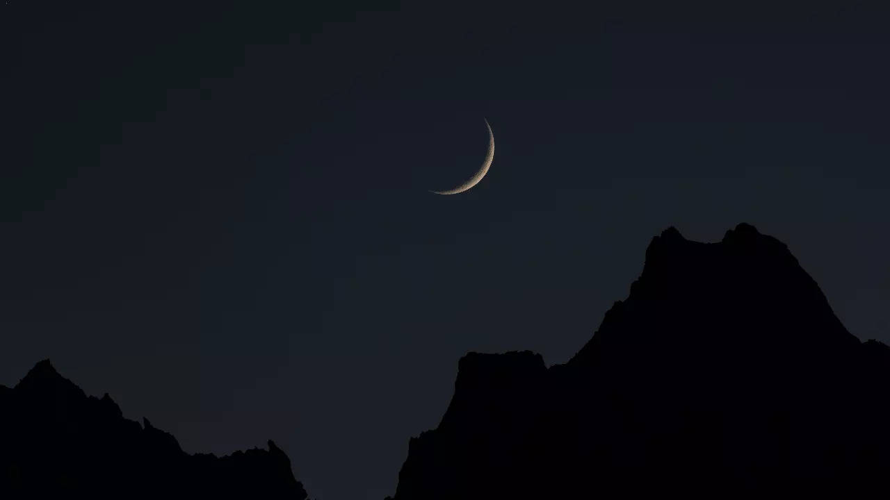 Crescent moon sighted in Saudi Arabia, Eidul Fitr to start Friday - World -  Business Recorder