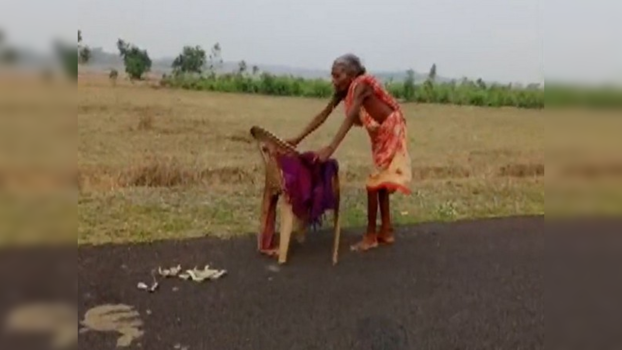 Video 70 Year Old Woman Fails To Withdraw Pension After Walking Barefoot To Sbi Bank Branch 4739