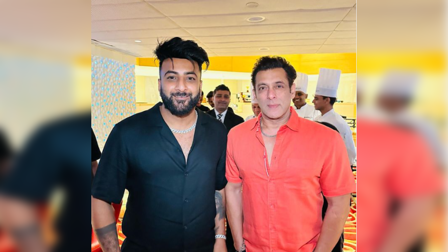 Shehnaaz Gills Brother Drops Pic With Salman Khan