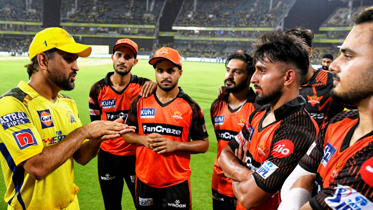 MS Dhoni, SRH players