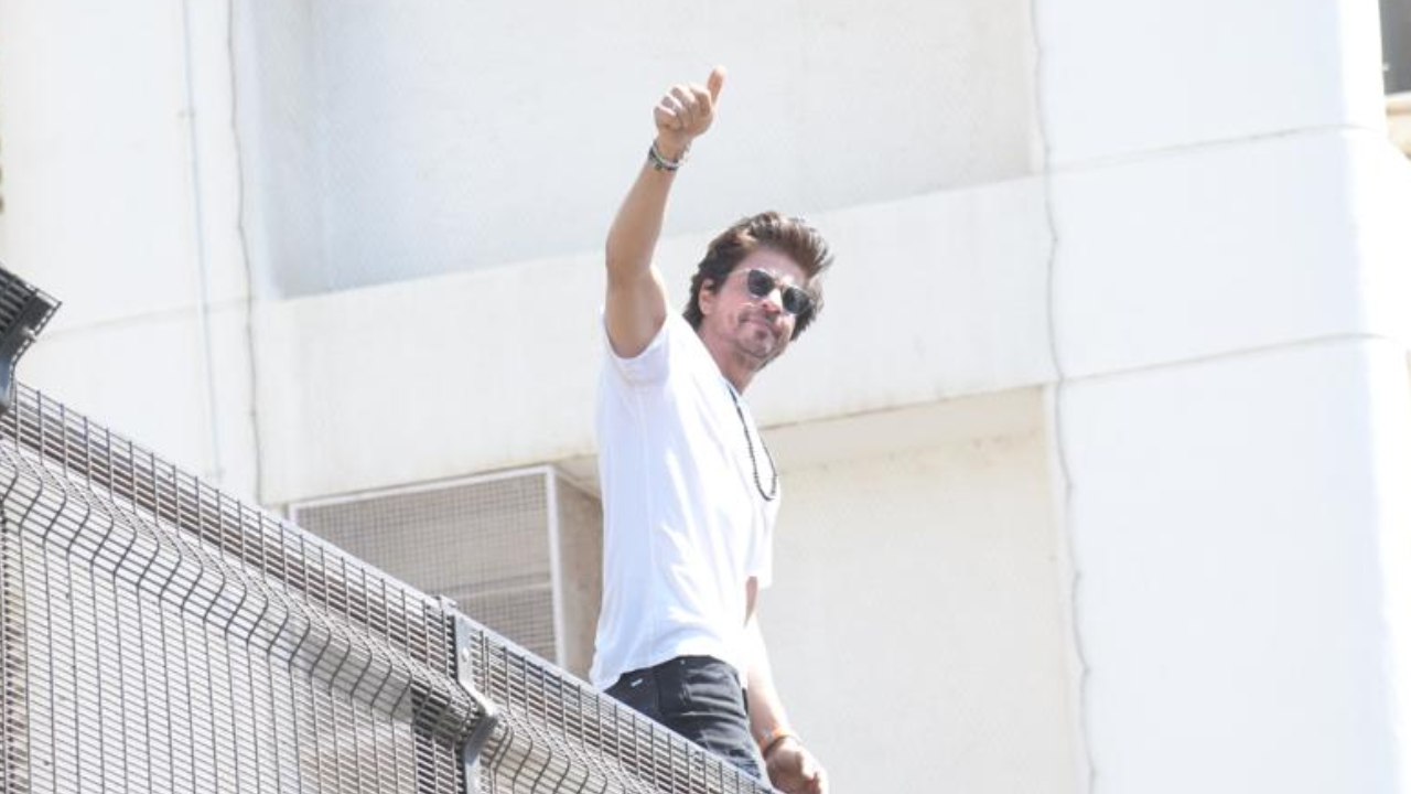 Shah Rukh Khan Asks Fans To 'Spread The Love' After Greeting Them Outside Mannat