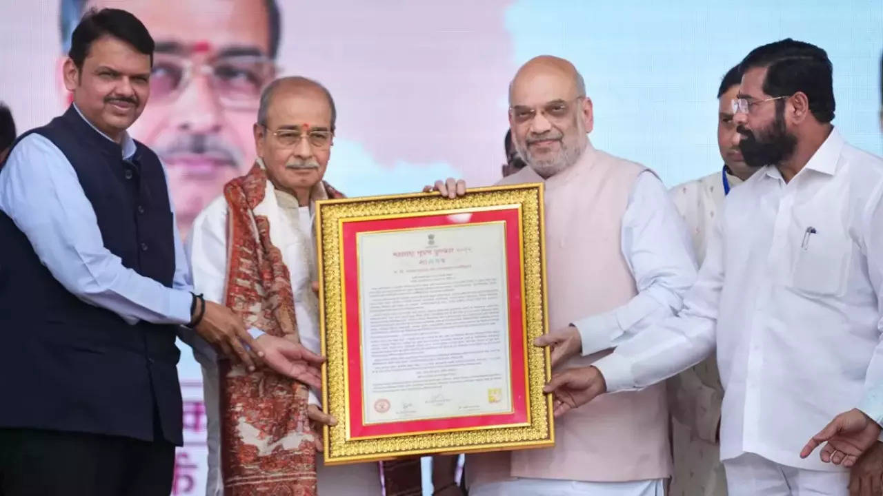 Appasaheb receiving Maharashtra Bhushan Award from Amit Shah.