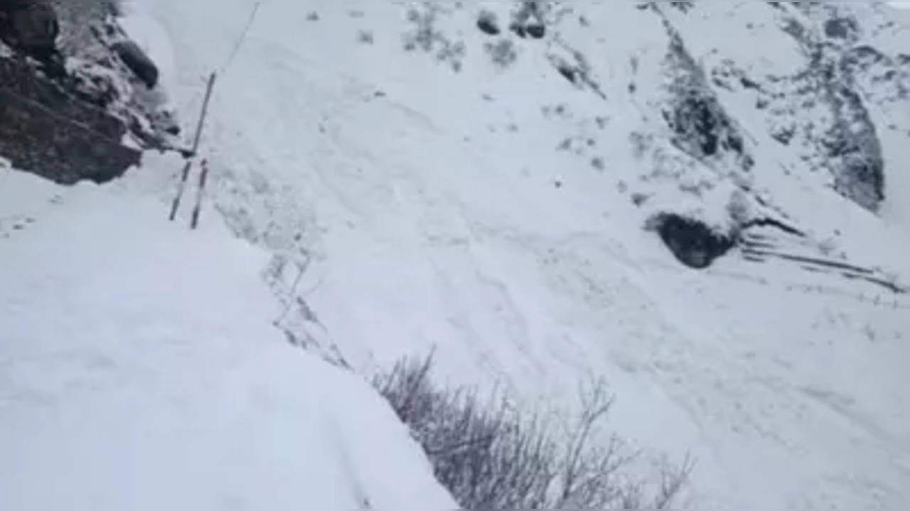 Chardham Yatra: Continuous snowfall in Kedarnath Dham, breaking of glacier in Bhairav Gadera destroyed a large part of the pedestrian path