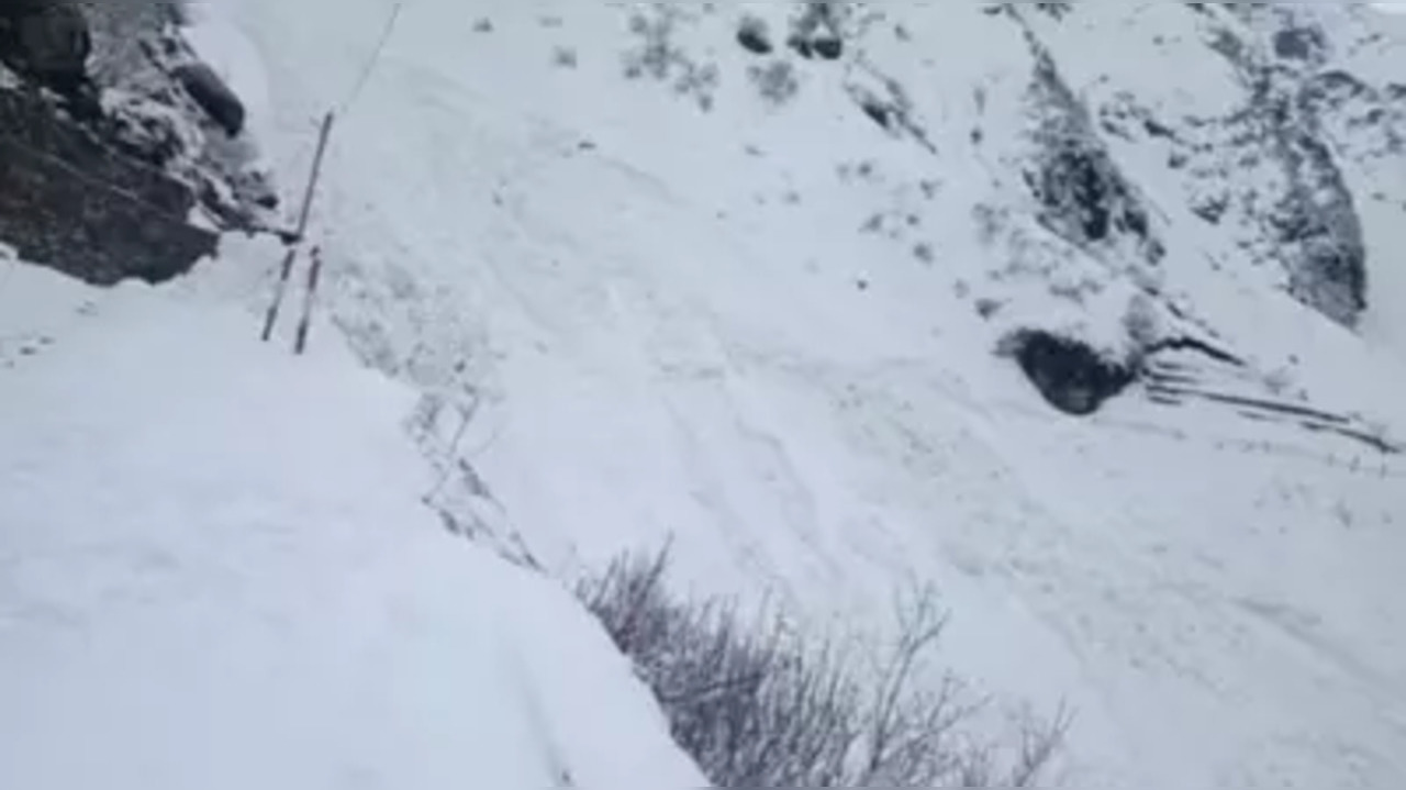 Chardham Yatra: Continuous snowfall in Kedarnath Dham, breaking of glacier in Bhairav Gadera destroyed a large part of the pedestrian path