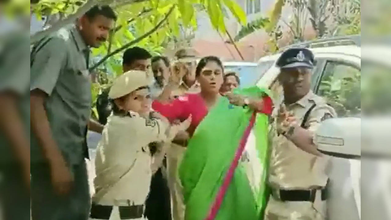 YSRTP Chief YS Sharmila Manhandles Cops