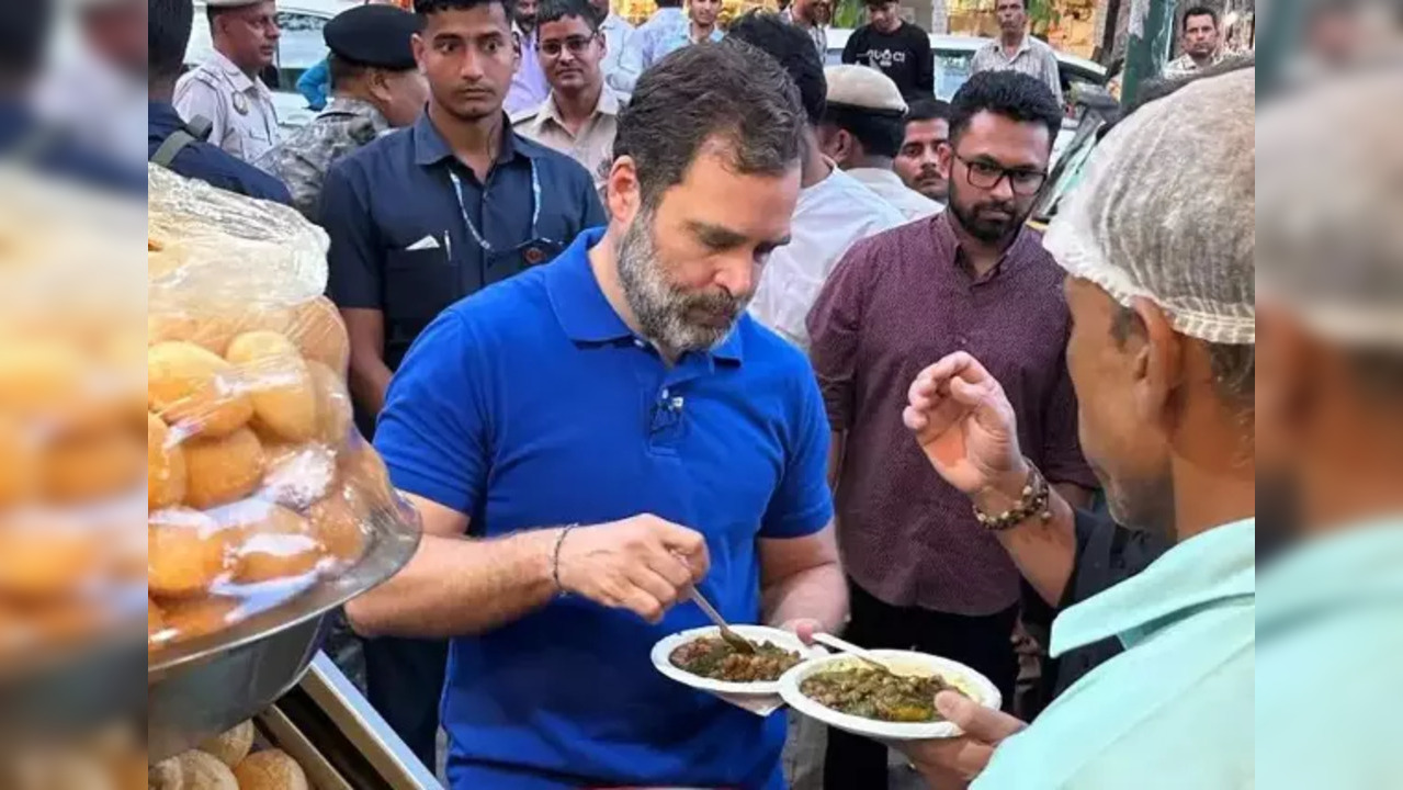 Rahul Gandhi Enjoying Chat in Bengali Market