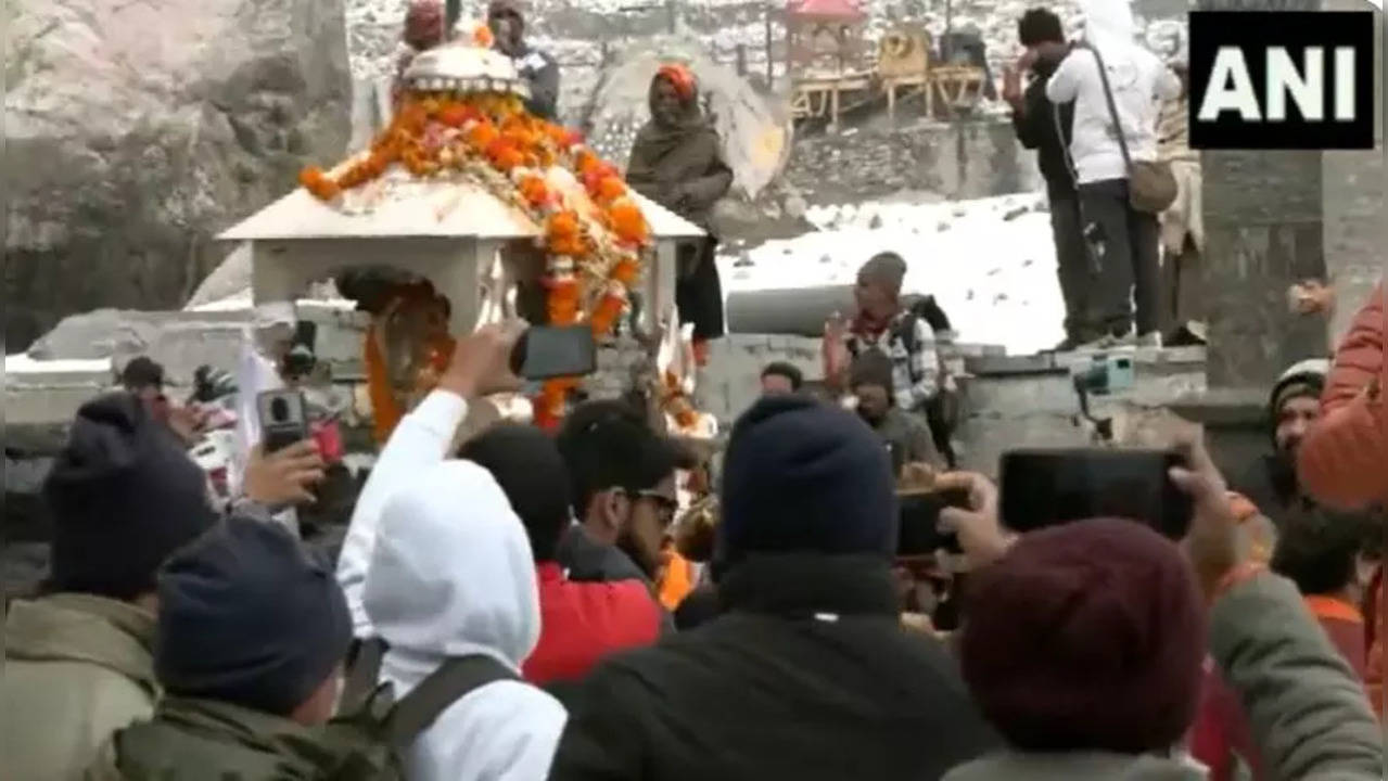 Utsav Doli of Lord Kedarnath arrived at Kedarnath amid heavy snowfall and the chanting by the devotees