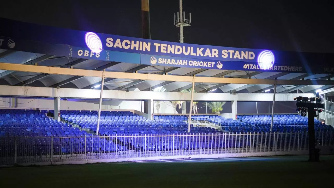 Sharjah Sachin stand (1)