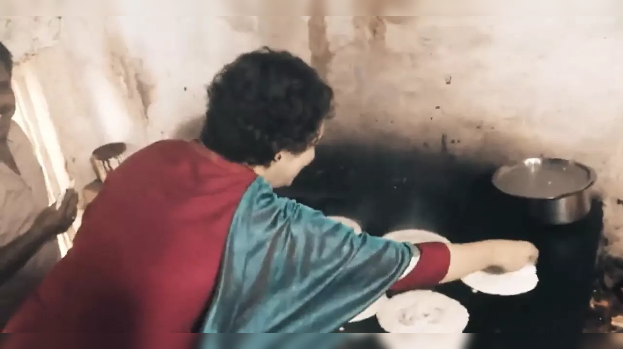 ​Priyanka Gandhi makes dosa in Karnataka