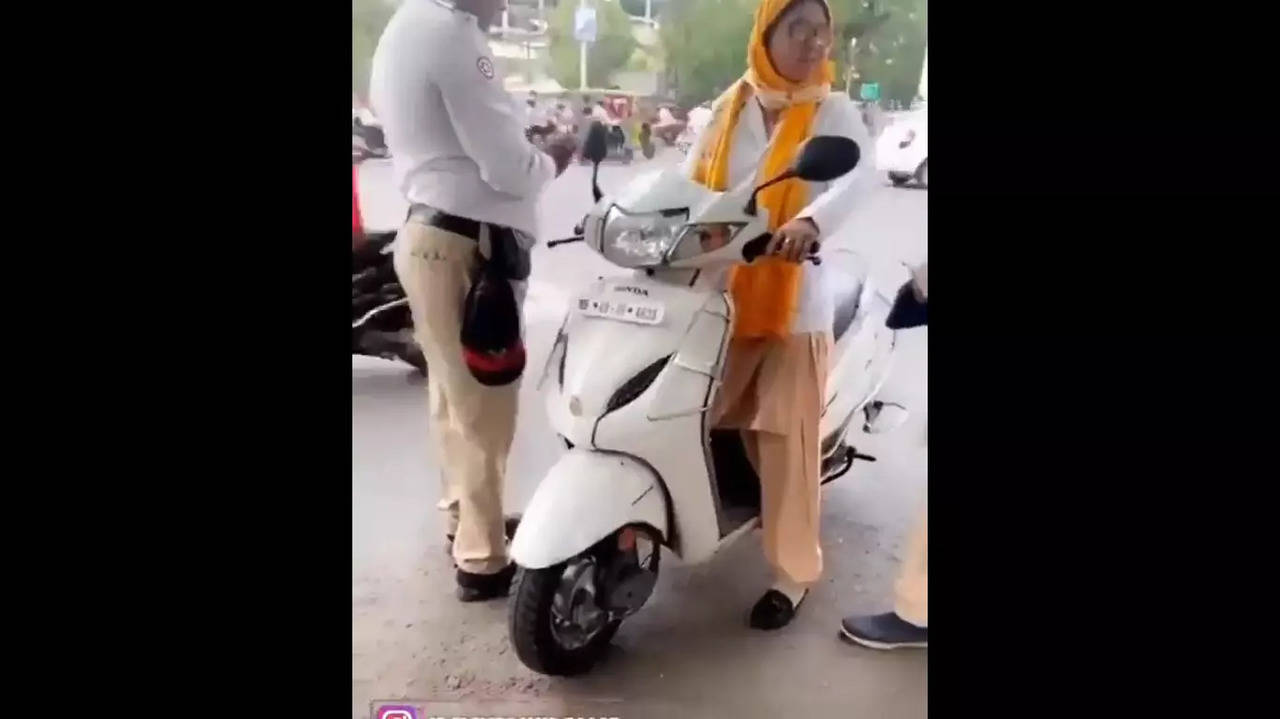 Maharashtra Traffic Policeman Caught On Camera Taking Bribe In Nagpur Video Goes Viral India