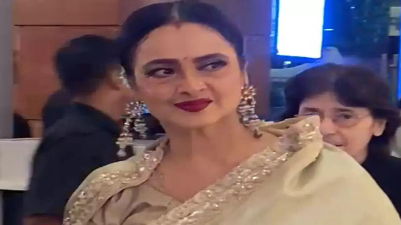 68th Hyundai Filmfare Awards 2023: Evergreen Rekha Dazzles In A Golden Saree - Vimarsana News