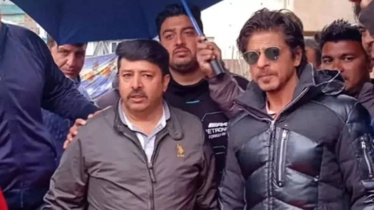 Shah Rukh Khan Poses With Fans Amid Dunki Shoot In Kashmir. Pics Go Viral