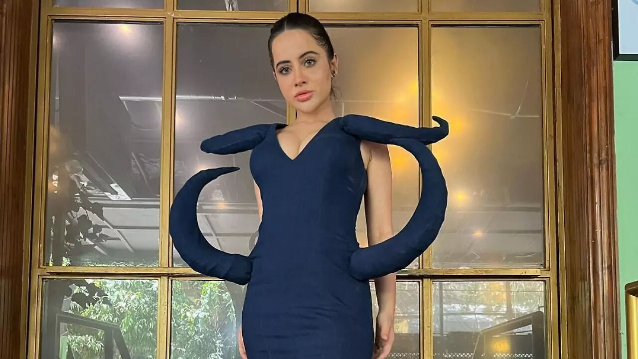 Urfi Javed Almost FALLS, All Thanks To Her Weird Outfit. Netizens Say ...