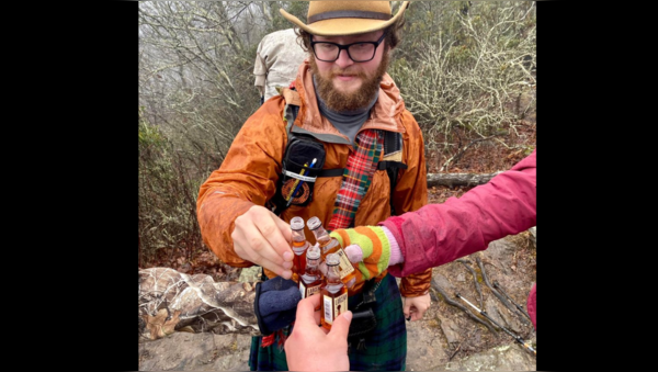 How Many People Do You See In This Real Life Optical Illusion Photo Of Hiking Friends Baffle 