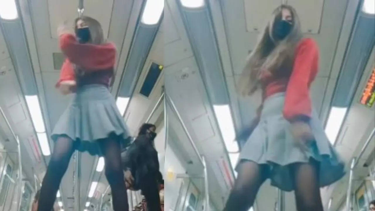 Delhi-metro-woman-dancing