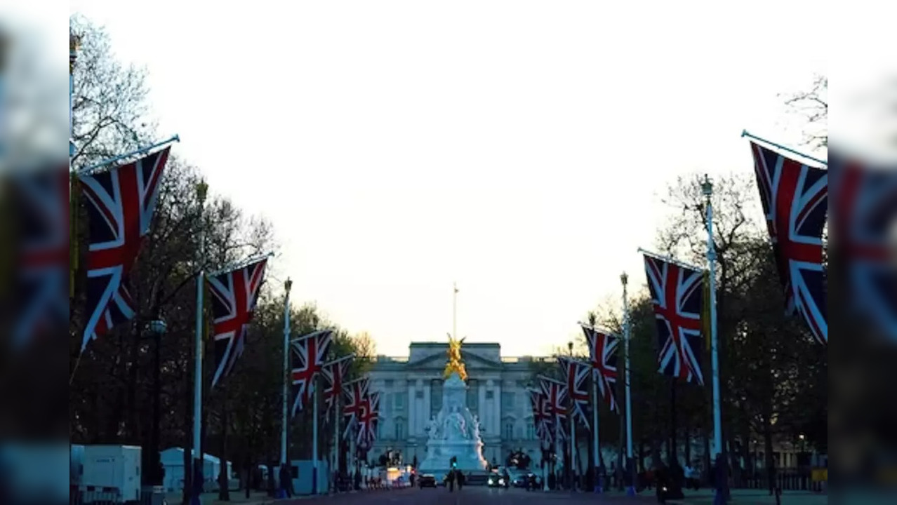 Police detain man after 'shotgun cartridges' thrown into Buckingham Palace