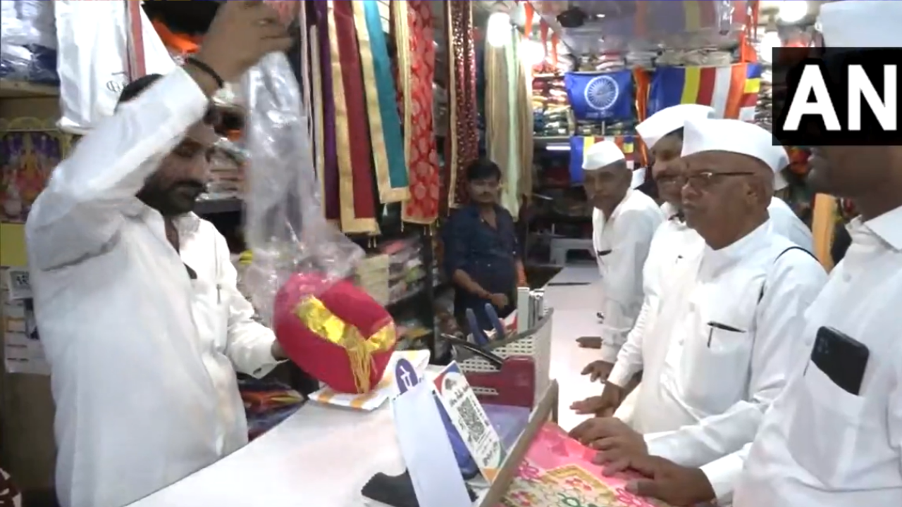 Mumbai Dabbawalas buy gifts for King Charles Coronation