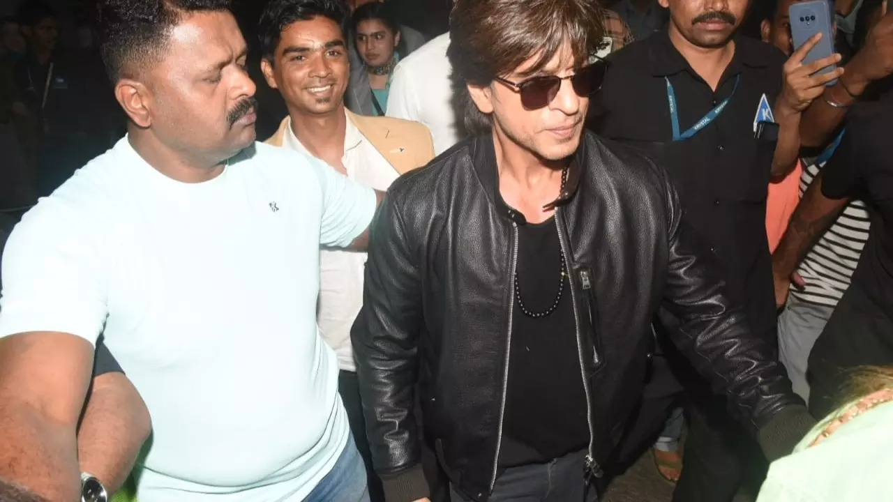 Shah Rukh Khan Gets Angry At Fan Trying To Click Picture With Him At Mumbai Airport