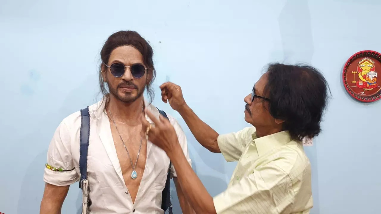 Asansol Artist Unveils Shah Rukh Khan's Wax Statue In Pathaan Avatar. PICS Goes Viral