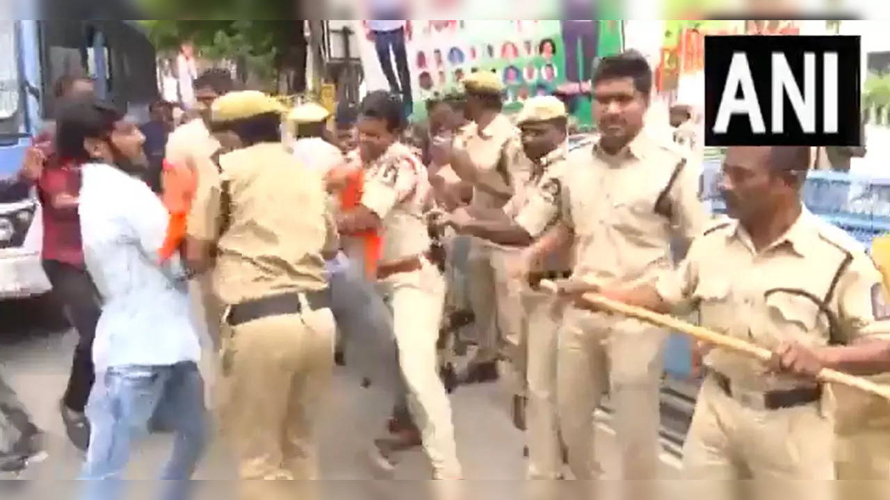 Clash Between Bajrang Dal Members, Police in Hyderabad