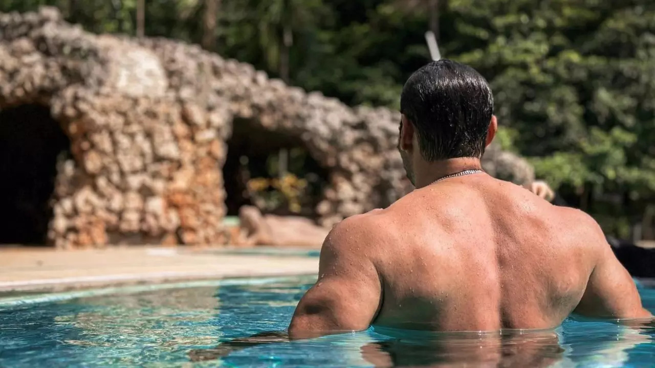 Salman Khan Goes 'Back To Reality' As He Takes A Dip In Pool In Latest Shirtless PIC