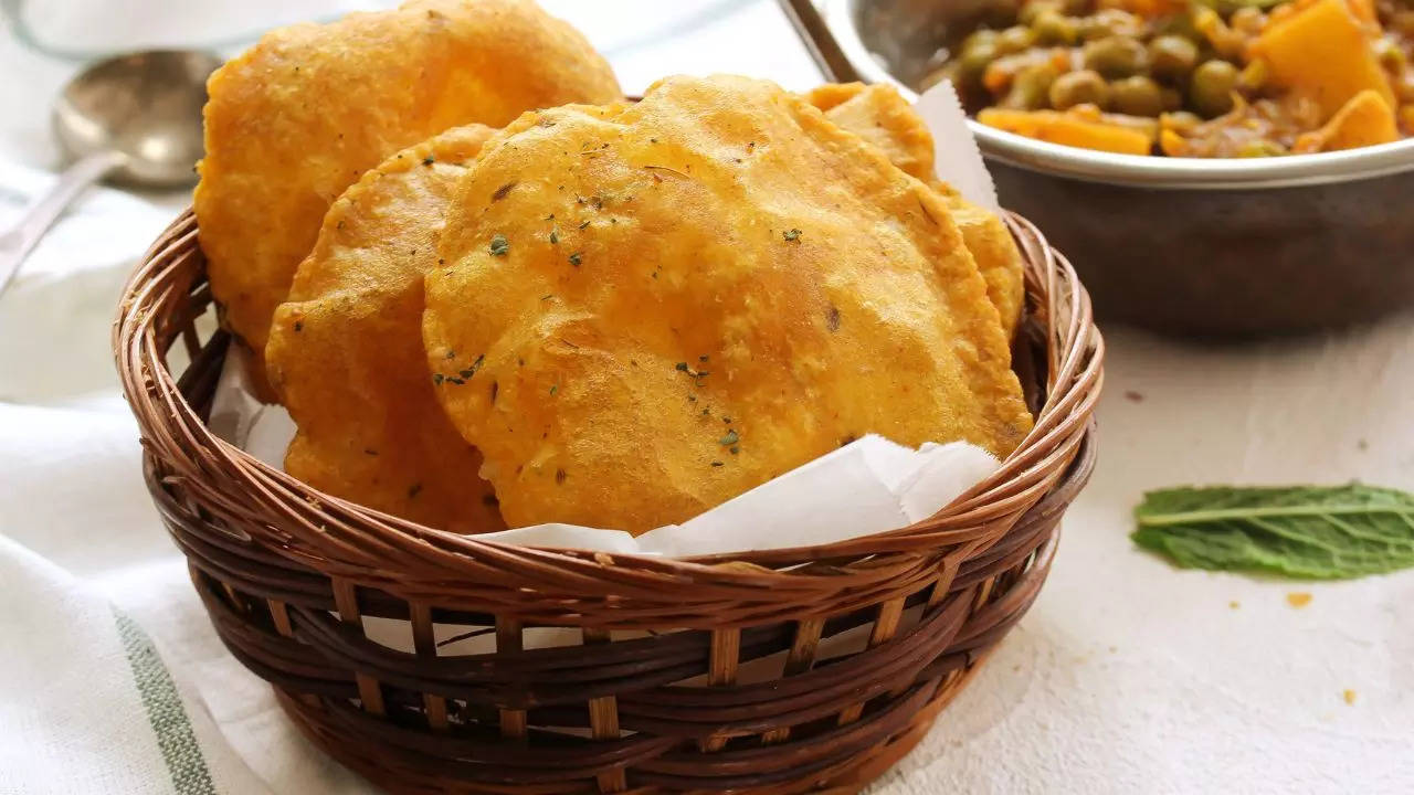 Uninvited guests disrupted the Jharkhand wedding as a heated discussion over the 'Hot Puri' denial took a violent turn | Photo: Shutterstock